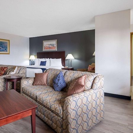 Travelodge By Wyndham Merrill Экстерьер фото