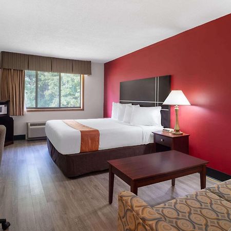 Travelodge By Wyndham Merrill Экстерьер фото