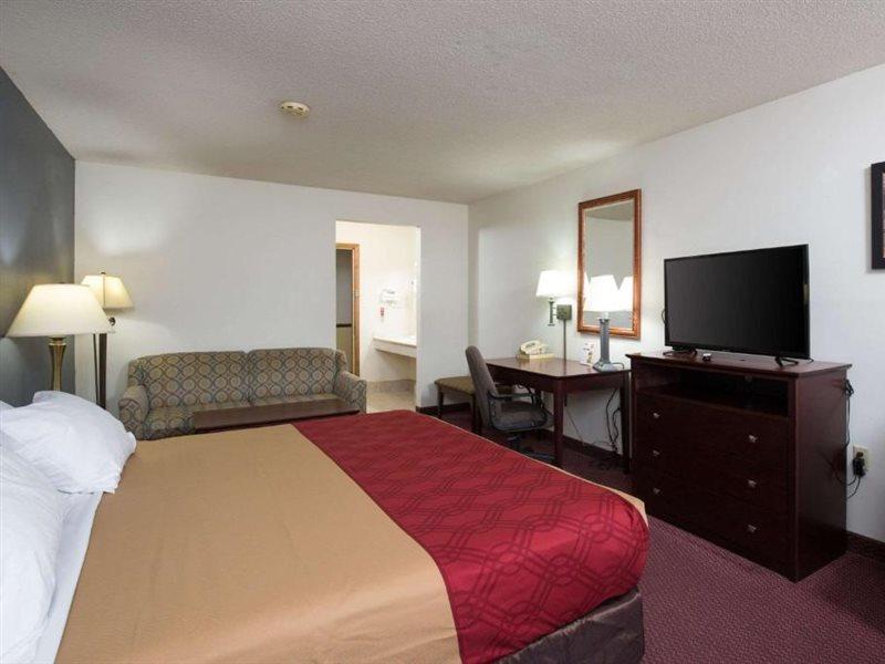 Travelodge By Wyndham Merrill Экстерьер фото