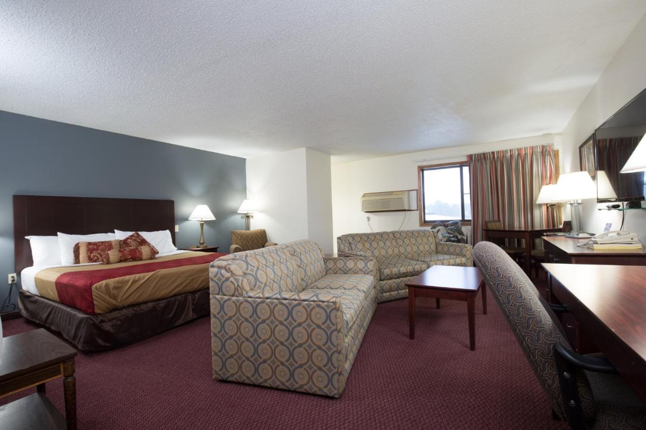 Travelodge By Wyndham Merrill Экстерьер фото