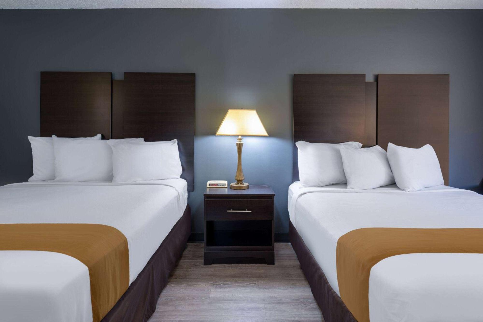 Travelodge By Wyndham Merrill Экстерьер фото