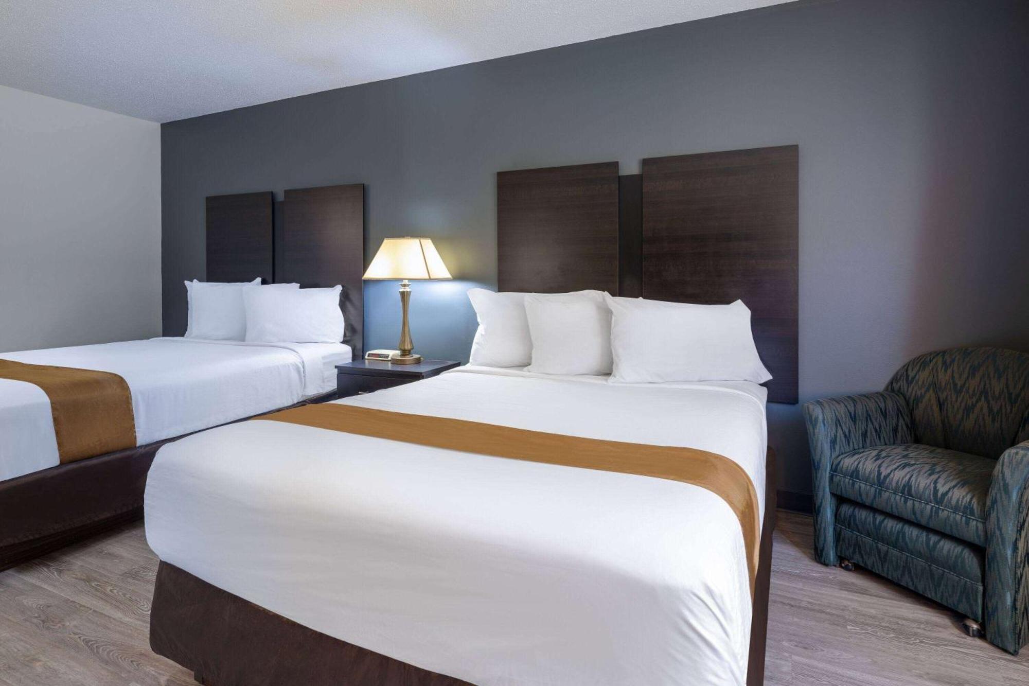 Travelodge By Wyndham Merrill Экстерьер фото