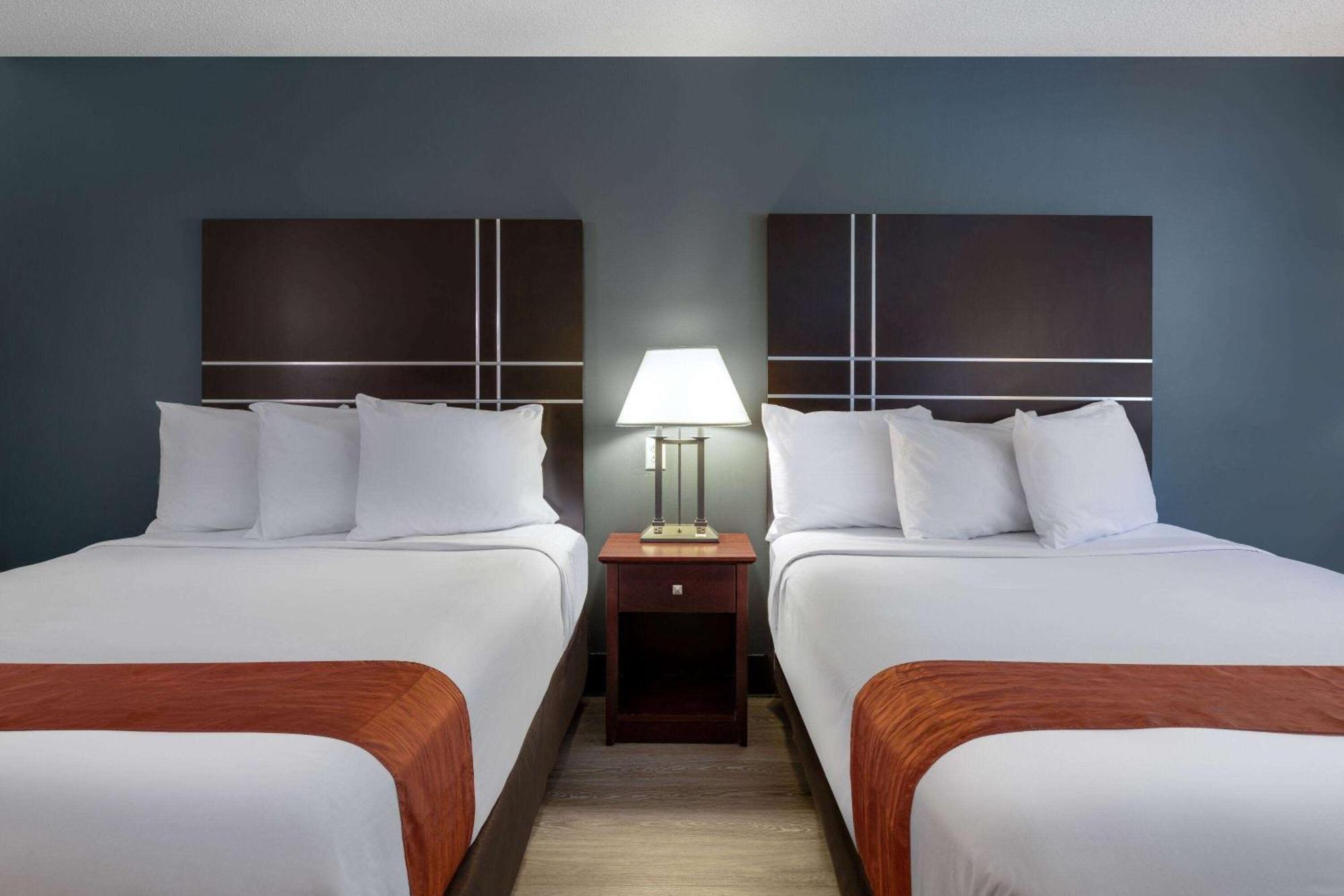 Travelodge By Wyndham Merrill Экстерьер фото