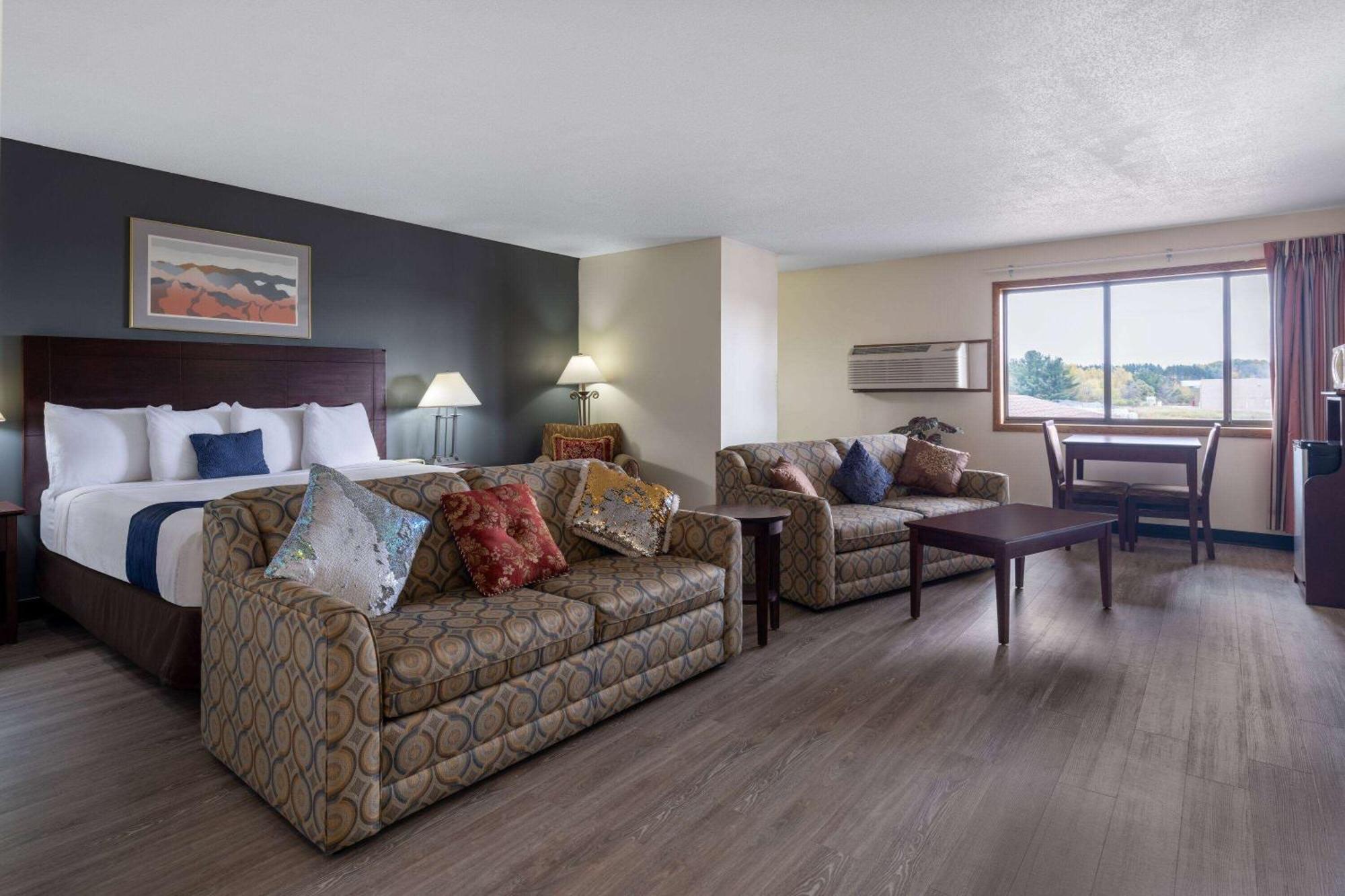 Travelodge By Wyndham Merrill Экстерьер фото
