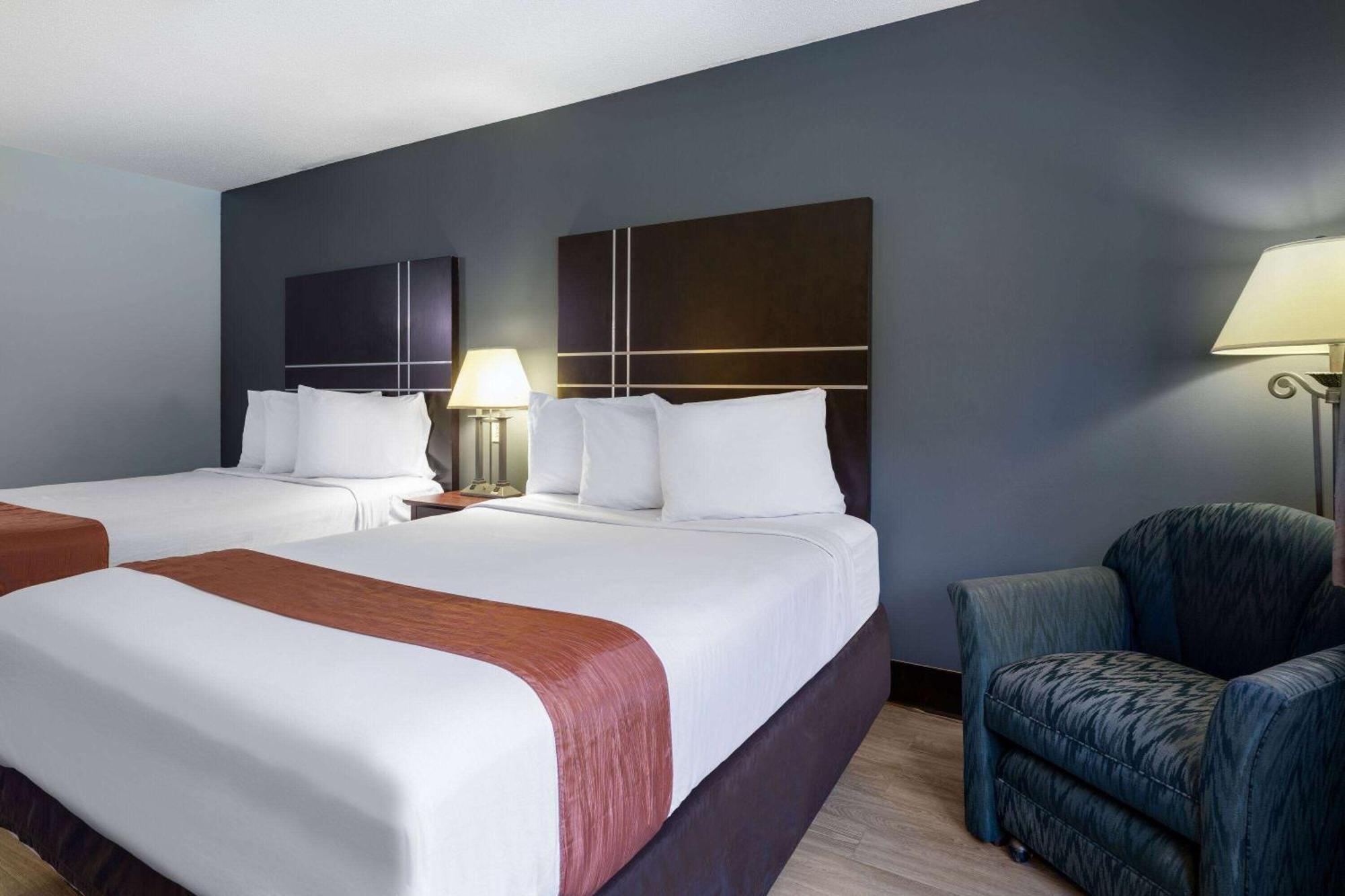 Travelodge By Wyndham Merrill Экстерьер фото