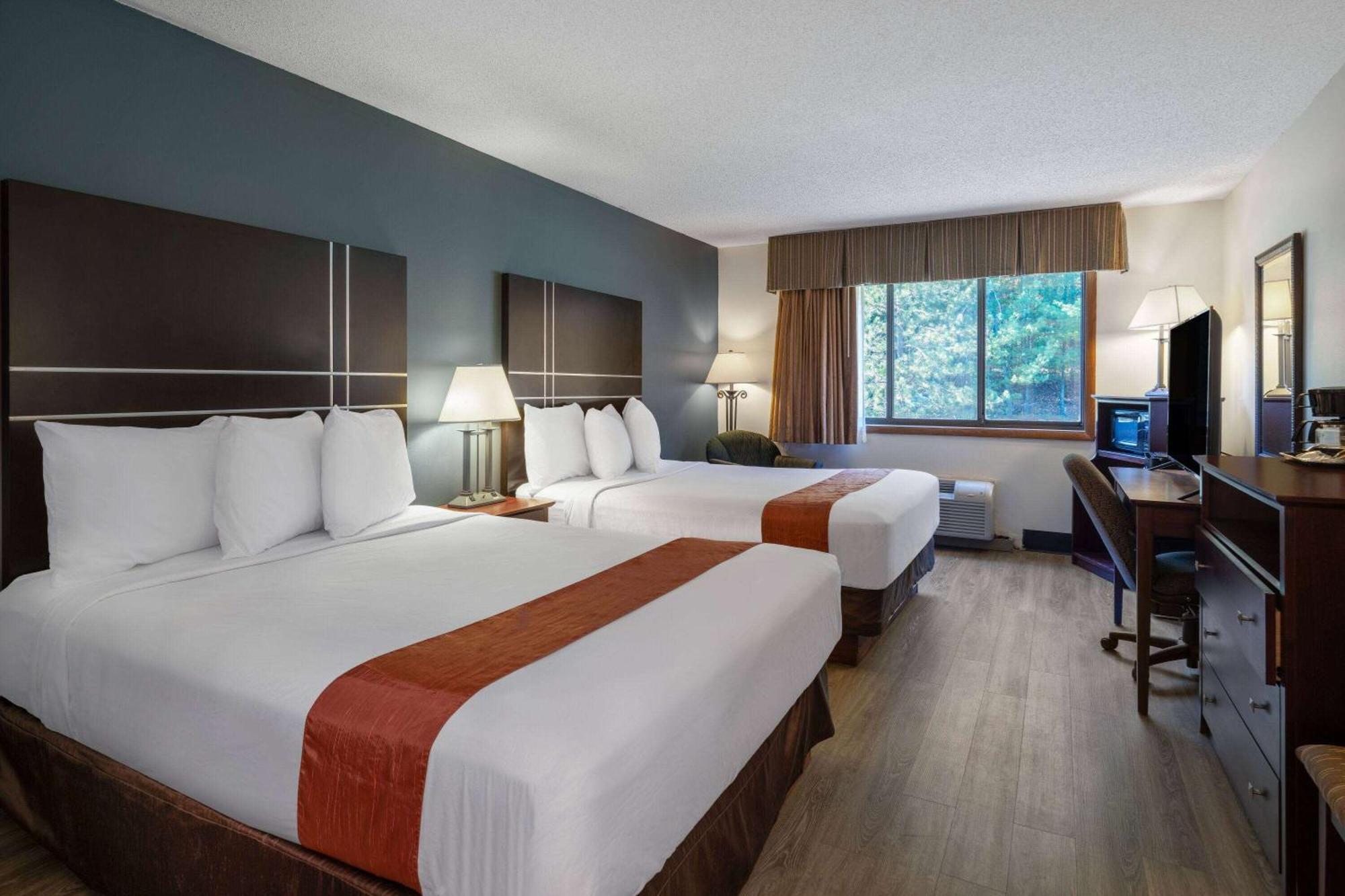 Travelodge By Wyndham Merrill Экстерьер фото