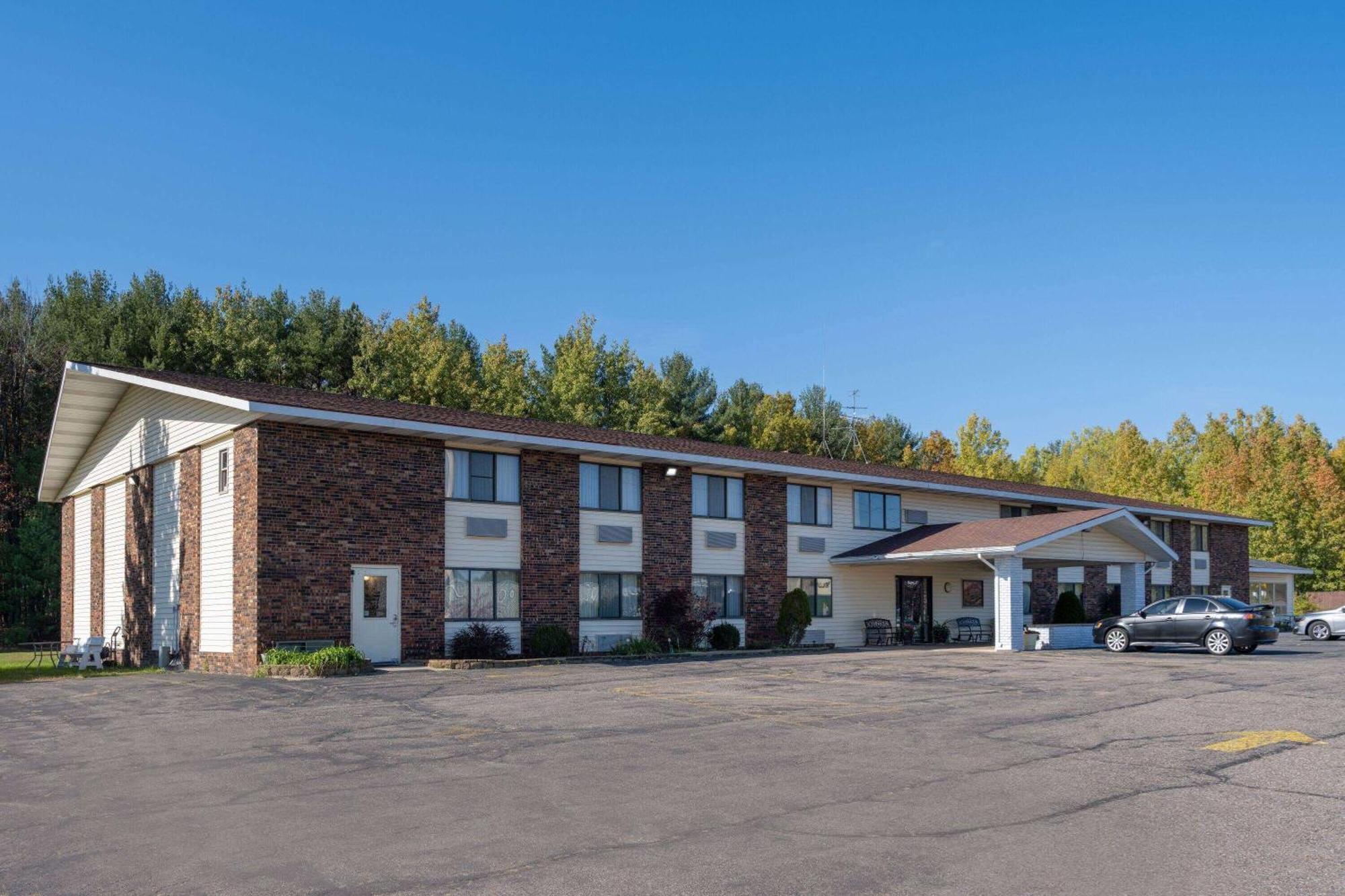 Travelodge By Wyndham Merrill Экстерьер фото