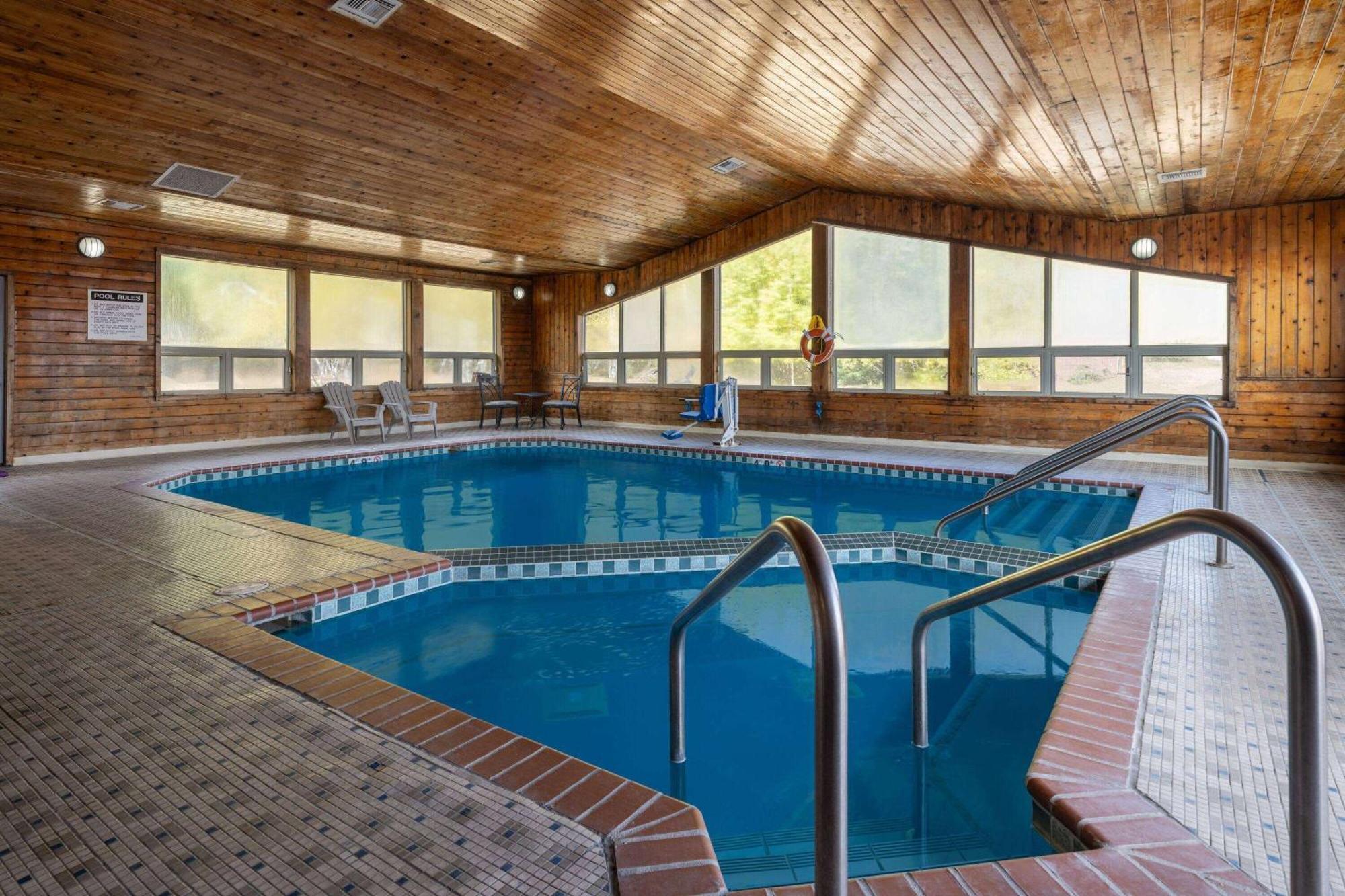Travelodge By Wyndham Merrill Экстерьер фото