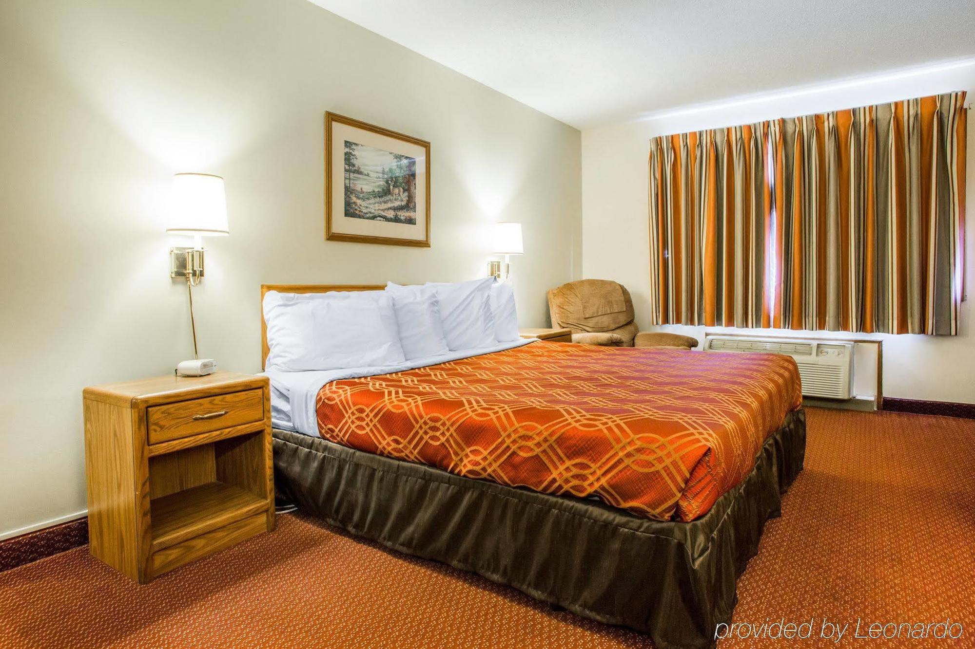 Travelodge By Wyndham Merrill Экстерьер фото