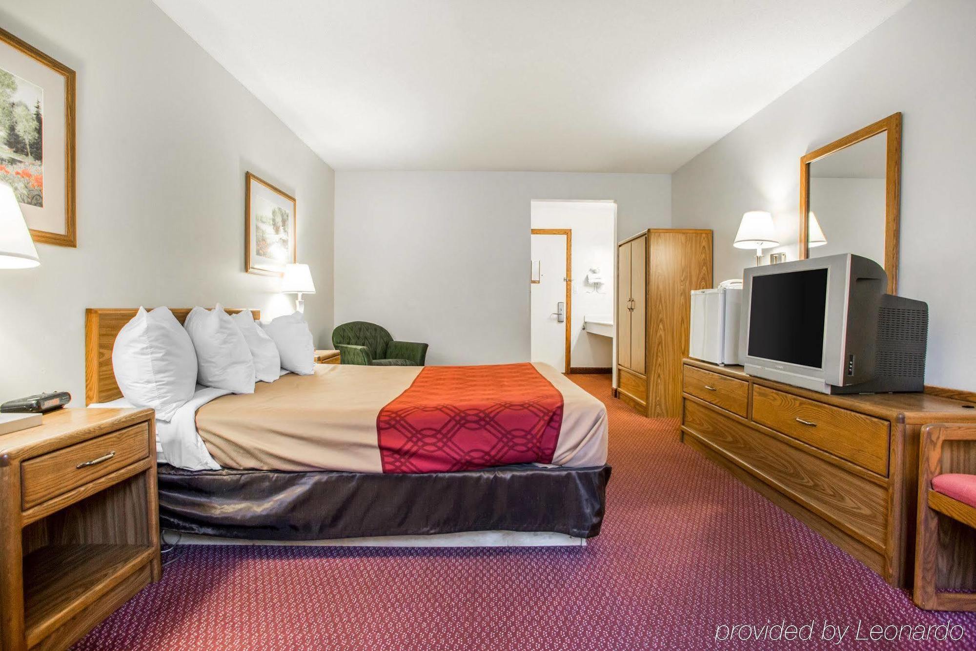 Travelodge By Wyndham Merrill Экстерьер фото