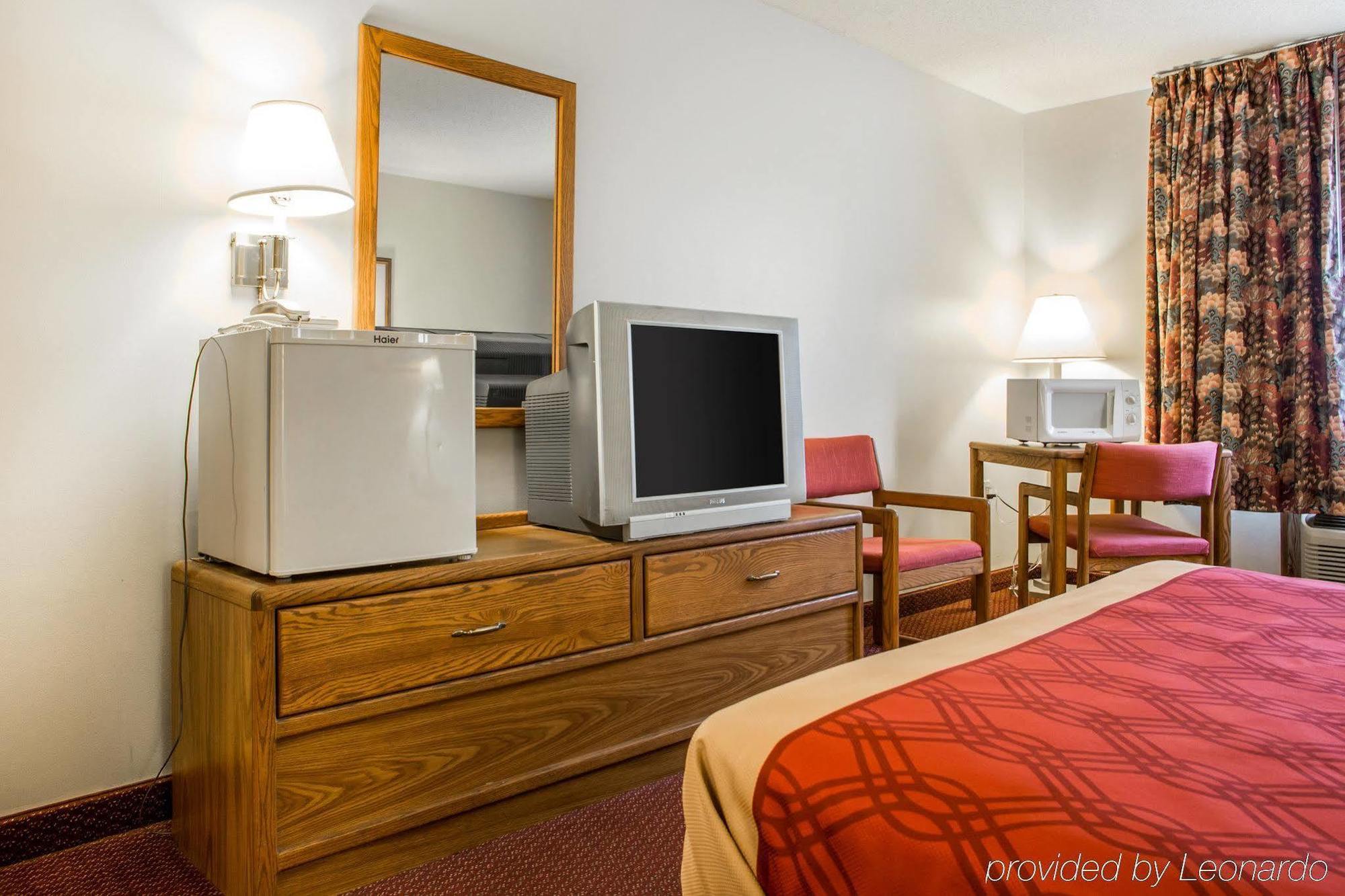 Travelodge By Wyndham Merrill Экстерьер фото