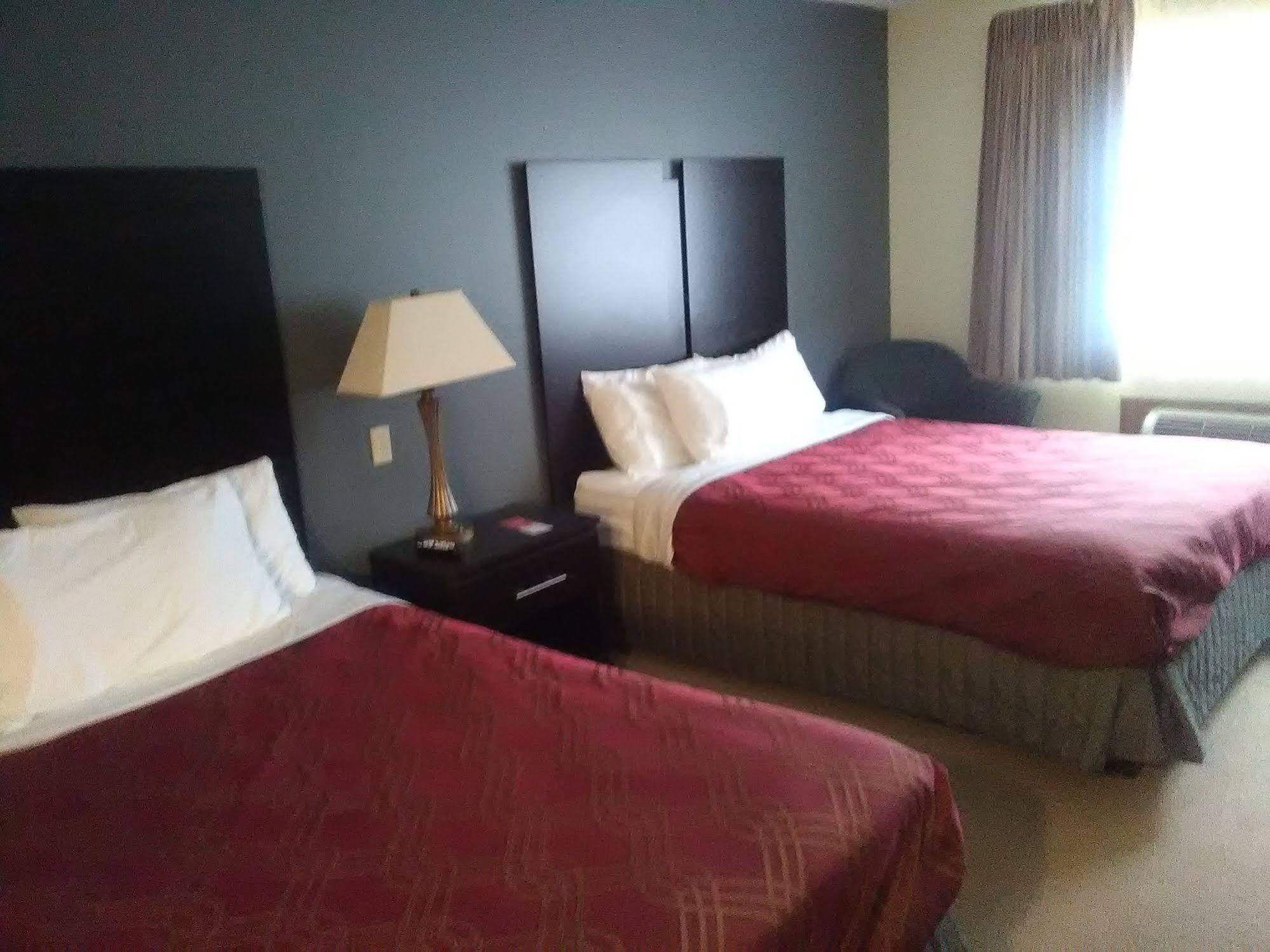 Travelodge By Wyndham Merrill Экстерьер фото