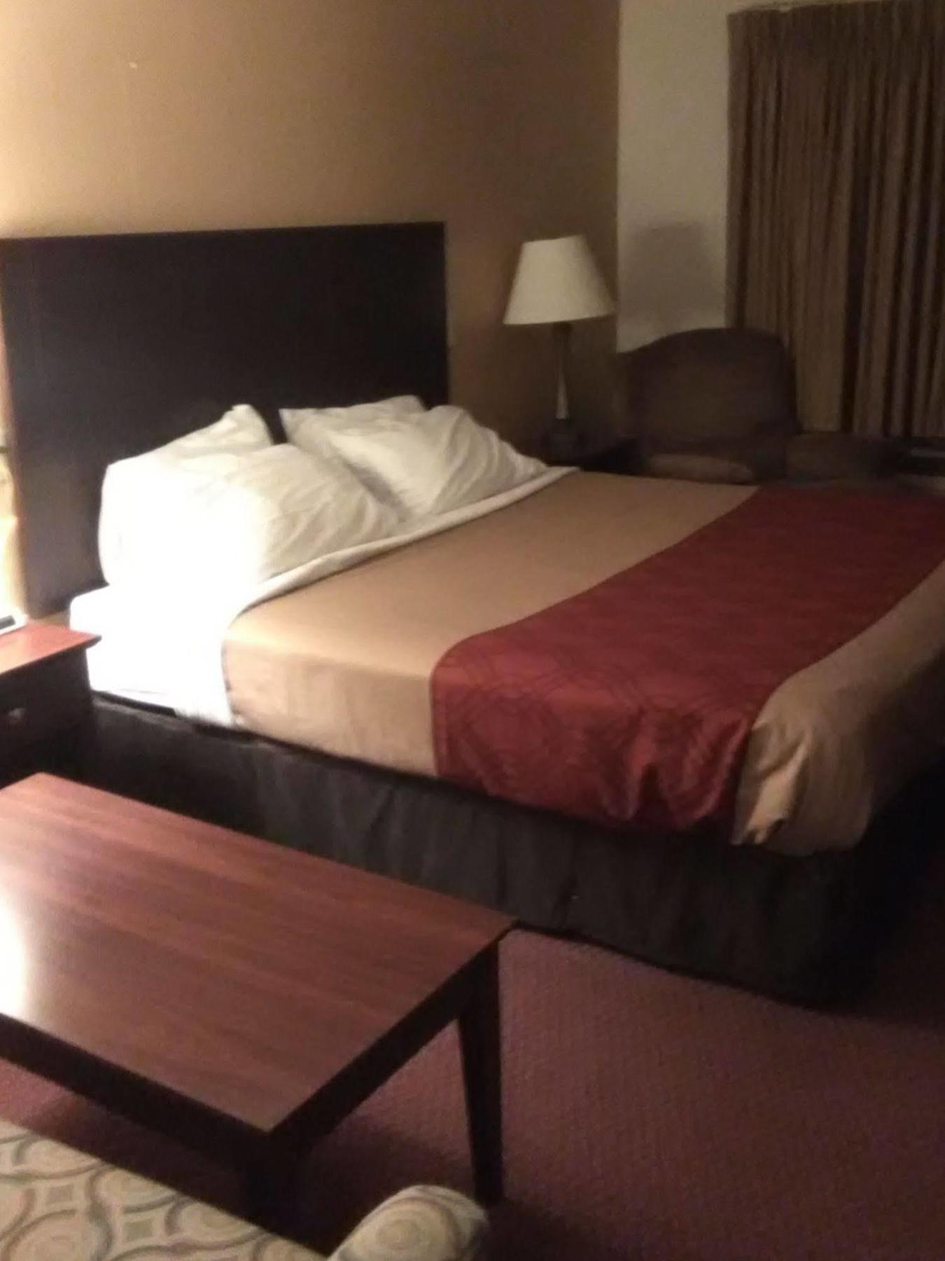 Travelodge By Wyndham Merrill Экстерьер фото