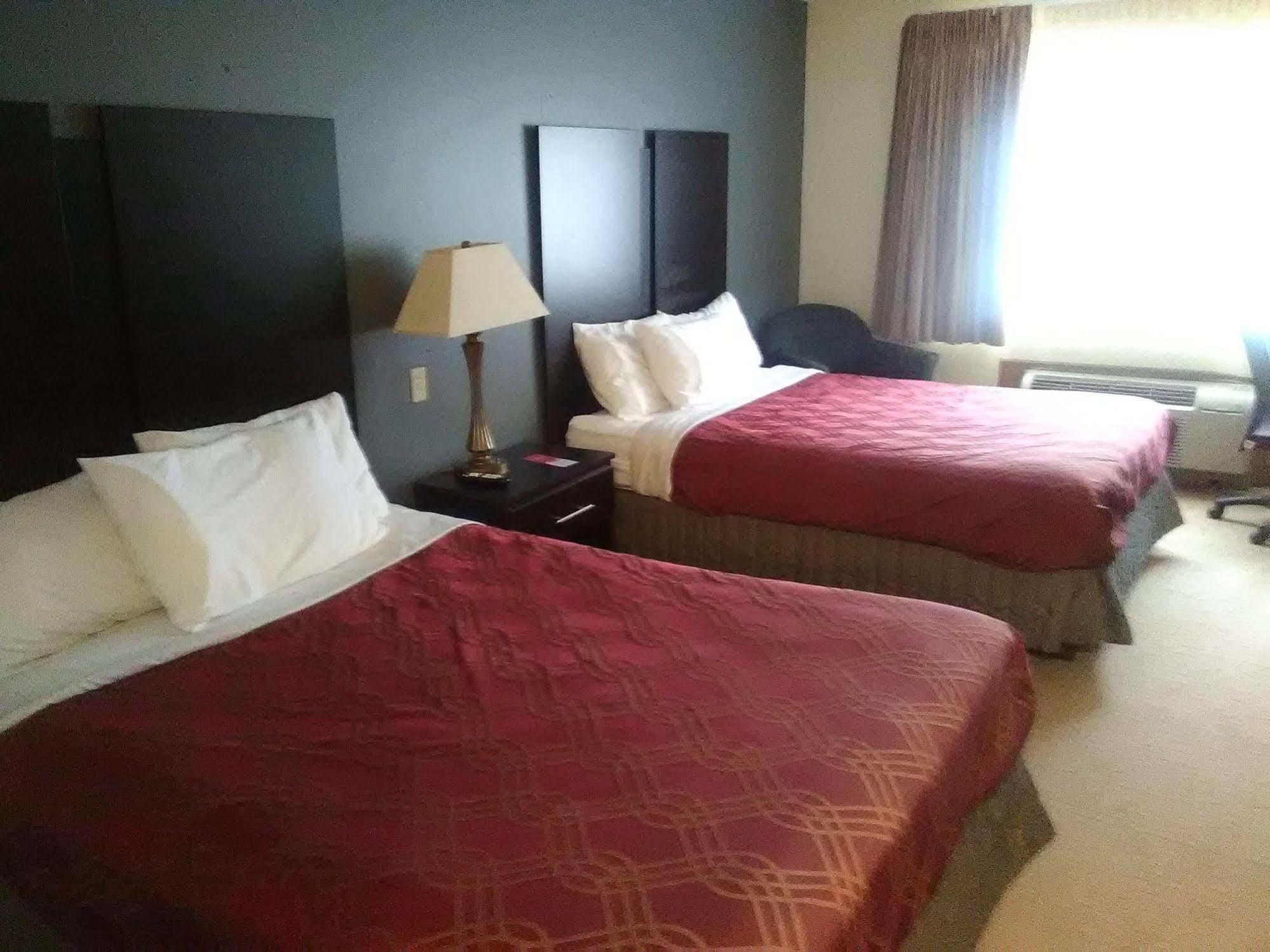 Travelodge By Wyndham Merrill Экстерьер фото
