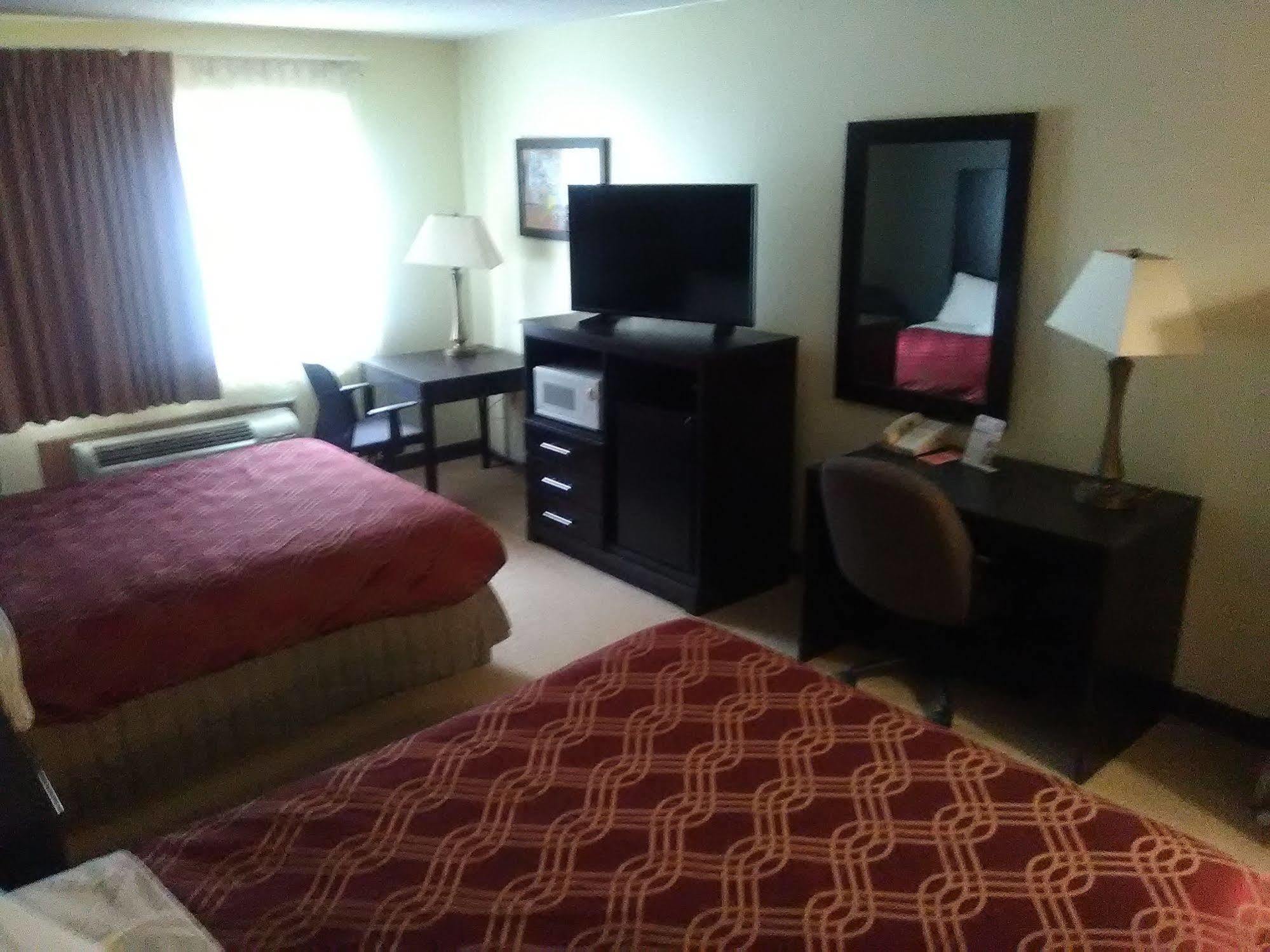 Travelodge By Wyndham Merrill Экстерьер фото