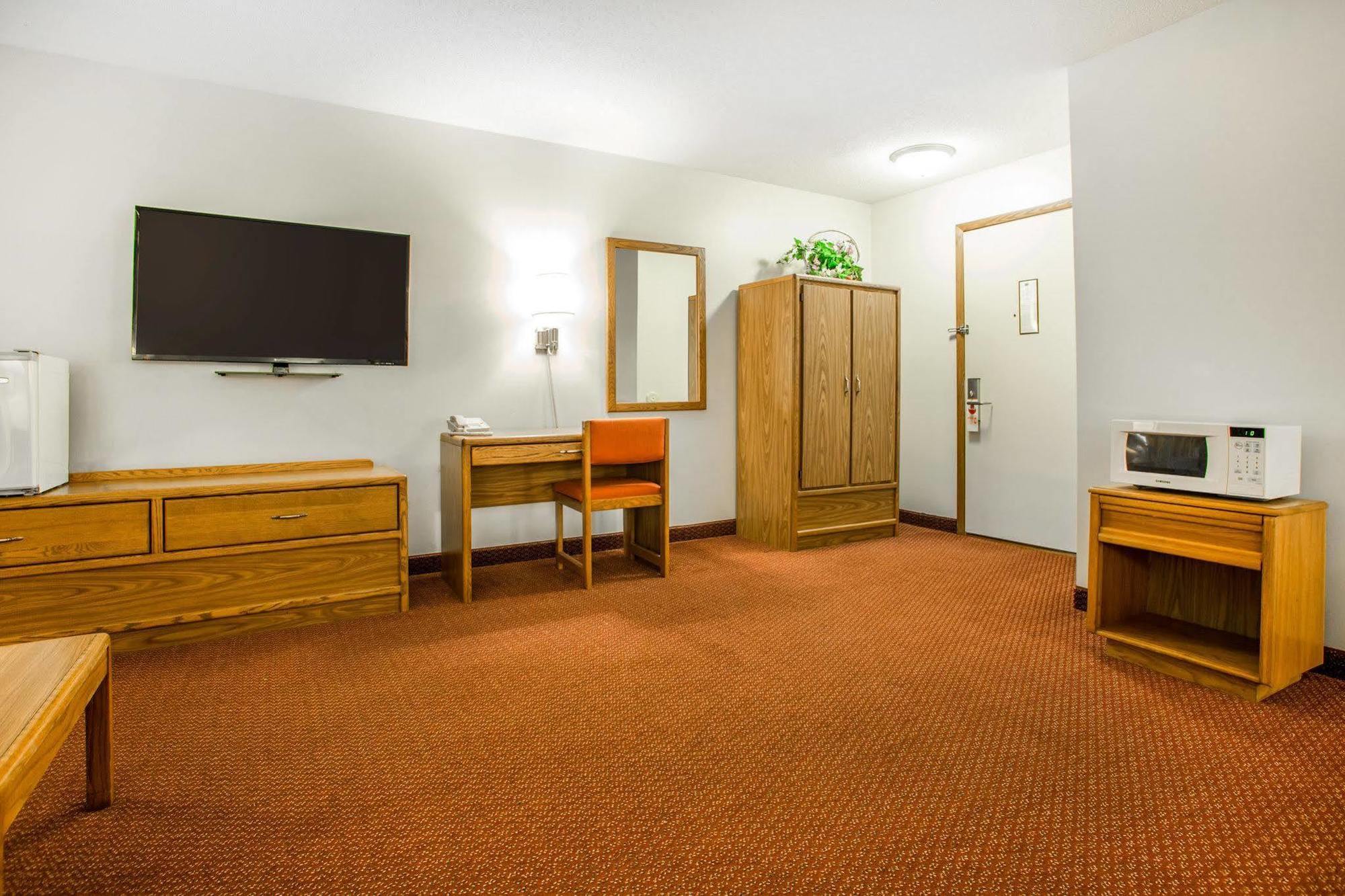 Travelodge By Wyndham Merrill Экстерьер фото