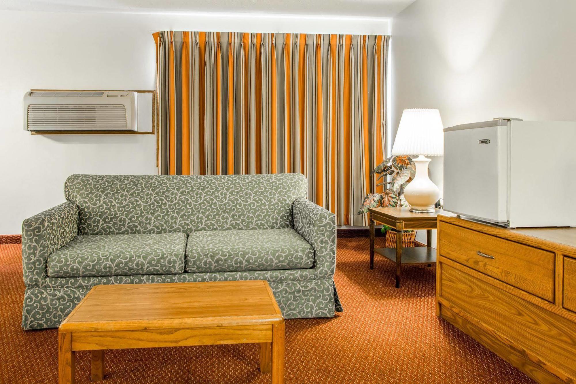 Travelodge By Wyndham Merrill Экстерьер фото