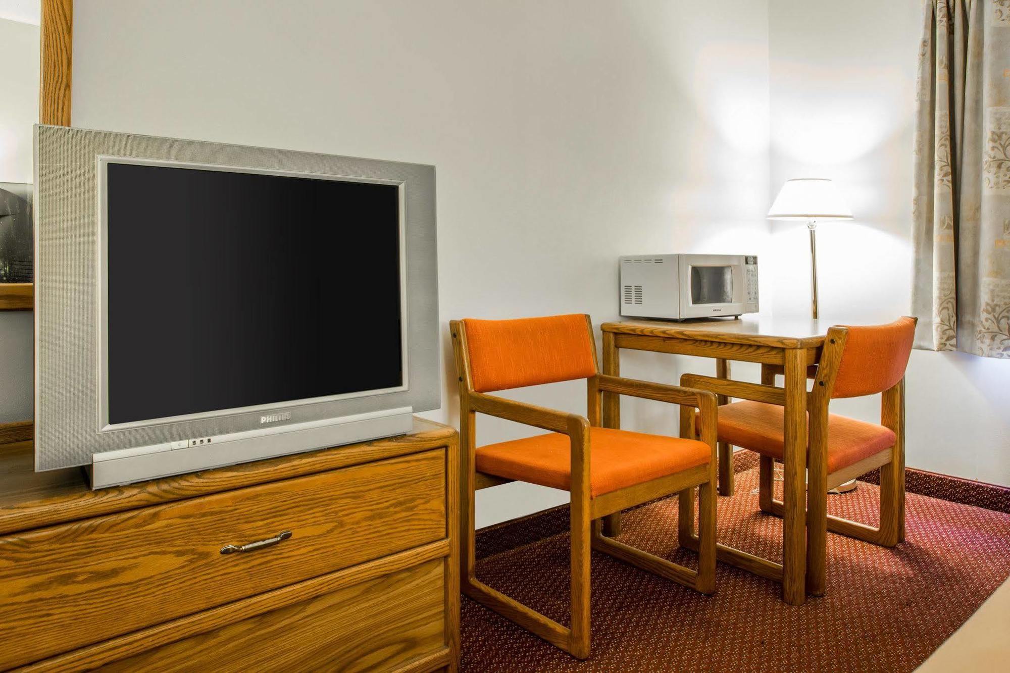 Travelodge By Wyndham Merrill Экстерьер фото