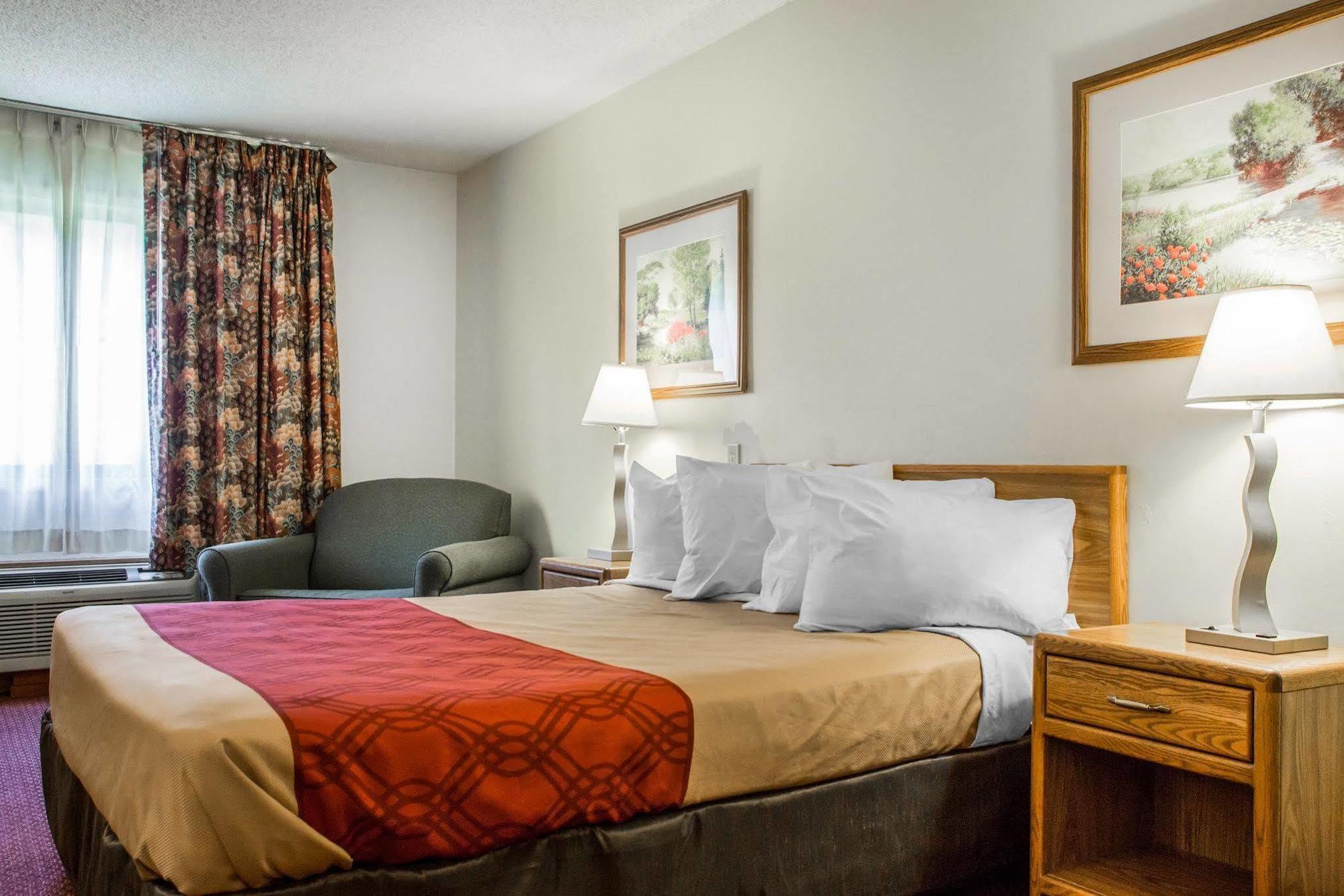 Travelodge By Wyndham Merrill Экстерьер фото