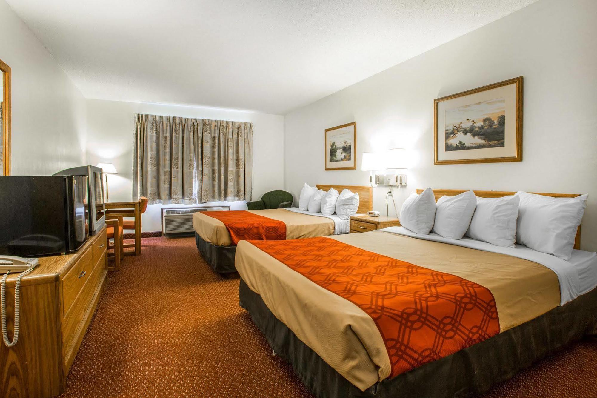Travelodge By Wyndham Merrill Экстерьер фото
