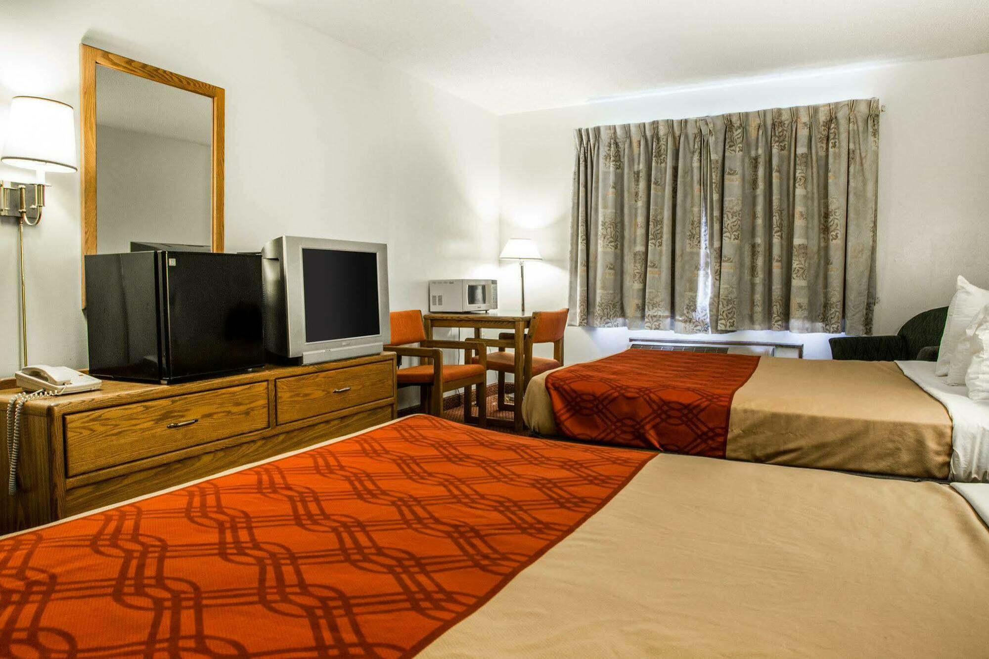Travelodge By Wyndham Merrill Экстерьер фото