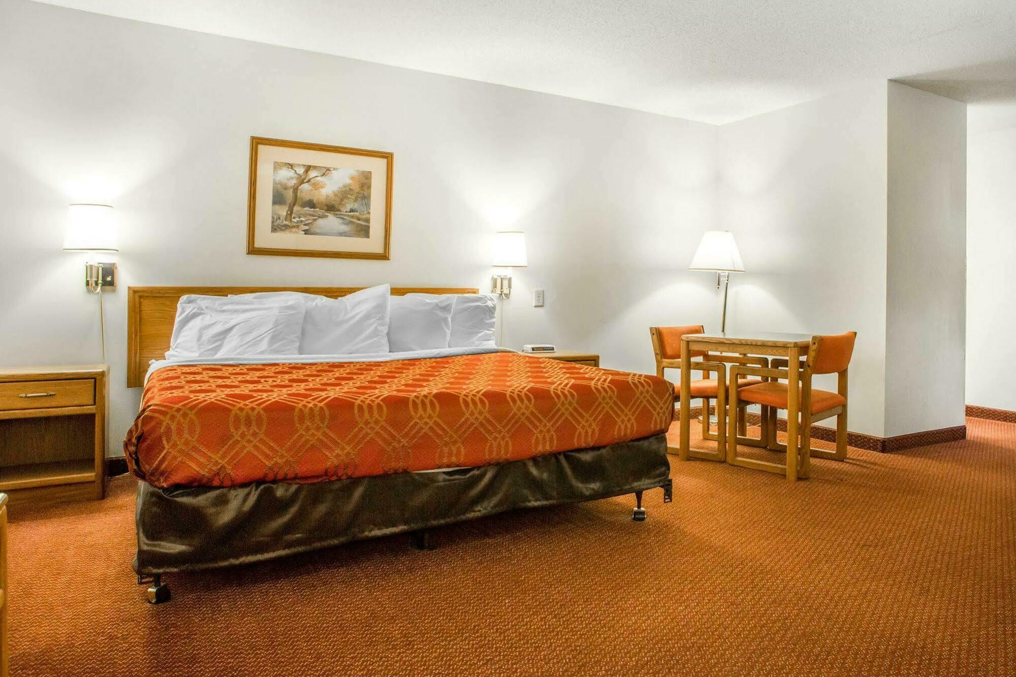 Travelodge By Wyndham Merrill Экстерьер фото